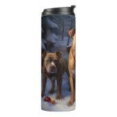 Pitbull Snowy Sleigh Weihnachtsdekor Thermosbecher (Nach links gedreht)