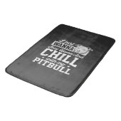 Pitbull Stay Home And Chill Design Badematte (Schrägansicht)