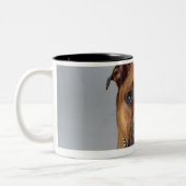 Pitbull Terrier, das sich hinlegt Zweifarbige Tasse (Links)