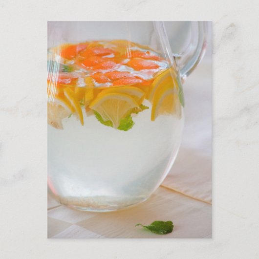 Pitcher mit Wasser und Früchten Postkarte (Vorderseite)