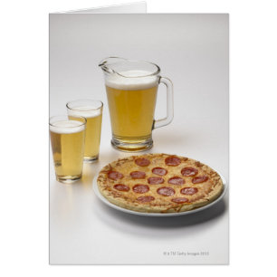 Pitcher und zwei Pints neben Pepperoni