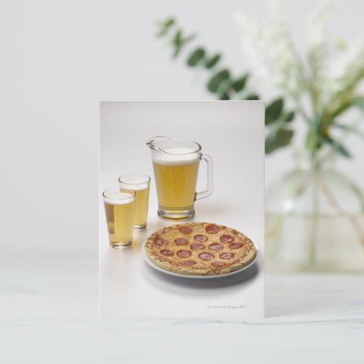 Pitcher und zwei Pints neben Pepperoni Postkarte (Stehend Vorderseite)