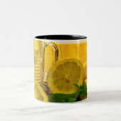 Pitcher von Lemon Tea Zweifarbige Tasse (Mittel)