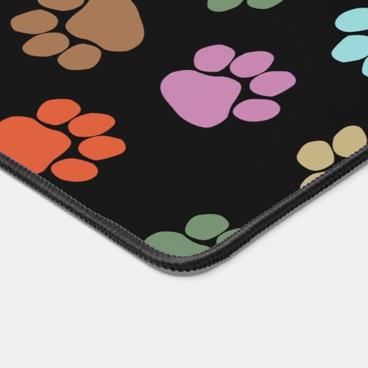 Pitter Patter Paws auf schwarz Schreibtischunterlage (Ecke)