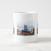 Pittsburgh PA Skyline Jumbo-Tasse (Vorderseite)