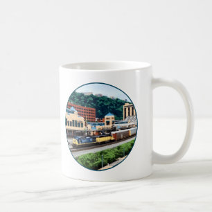 Pittsburgh PA - Zug, der durch Bahnhofsplatz geht Kaffeetasse