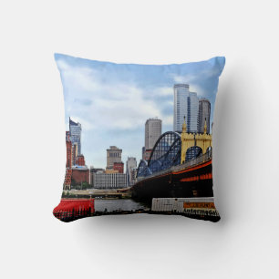 Pittsburgh PA - Zug unter der Smithfield St Bridge Kissen