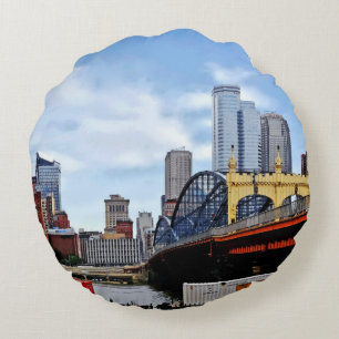 Pittsburgh PA - Zugfahrt an der Smithfield St Brid Rundes Kissen