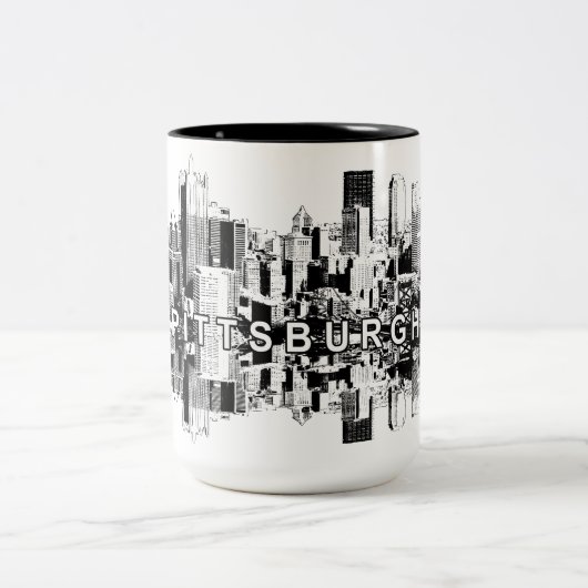 Pittsburgh, Pennsylvania Skyline in schwarz Zweifarbige Tasse (Mittel)
