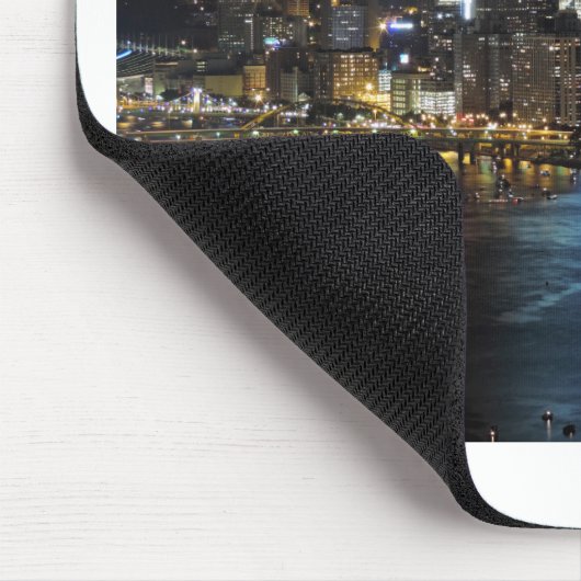 Pittsburgh-Skyline nachts Mousepad (Ecke)