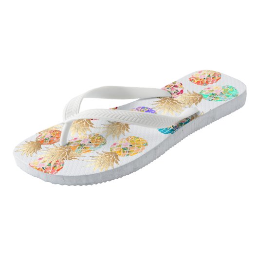 PixDezines Aloha Pineapples Muster Badesandalen (Schrägansicht)