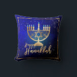 PixDezines Happy Hanukkah|Temple Menorah Kissen<br><div class="desc">PixDezines Happy Hanukkah|Temple Menorah mit einem herausnehmbaren Hintergrund. Copyright © 2008-2018 PixDezines.com™ und PixDezines™ auf Zazzle.com. Alle Rechte vorbehalten.</div>