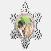 PixDezines Mr.&Mrs. 1. Weihnachts-Rose Schneeflocken Zinn-Ornament (Rechts)