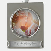 PixDezines Mr. & Mrs. First Christmas Wedding Foto Banner-Ornament Silber (Vorderseite)