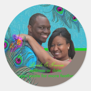 PixDezines Peacock Feather/dunkle Hintergrundfarbe Runder Aufkleber