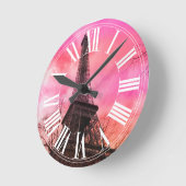 PixDezines pink paris/eiffel tower Runde Wanduhr (Winkel)