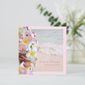 PixDezines pinkfarbene Plumeria/Strand/Tageslicht Einladung (Stehend Vorderseite)