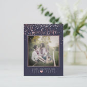 PixDezines Rette Date/Imitats Rose Gold Confetti Ankündigungspostkarte (Stehend Vorderseite)