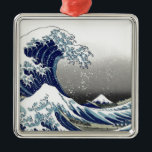 PixDezines Vintag, Great Wave, Hokusai 葛 飾 北 斎 の 神 Silbernes Ornament<br><div class="desc">Pix Dezinves Vintag von japanischer Kunst. Die Große Welle von Kanagawa ist eine der weltweit am meisten gesehenen.  Der Künstler,  Hokusai,  1832 (Edo-Periode).   Darstellung Okinami als die großen Wellen,  NICHT Tsunami.
 
ABl. Alle Rechte vorbehalten.</div>