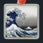 PixDezines Vintag, Great Wave, Hokusai 葛 飾 北 斎 の 神 Silbernes Ornament<br><div class="desc">Pix Dezinves Vintag von japanischer Kunst. Die Große Welle von Kanagawa ist eine der weltweit am meisten gesehenen.  Der Künstler,  Hokusai,  1832 (Edo-Periode).   Darstellung Okinami als die großen Wellen,  NICHT Tsunami.
 
ABl. Alle Rechte vorbehalten.</div>
