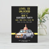 Pixel Black & Yellow Race Gaming Geburtstag Einladung (Stehend Vorderseite)