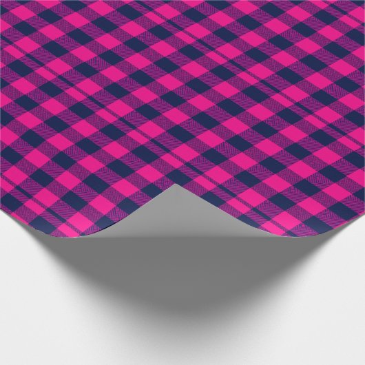 Pixel Buffalo Check Plaid in Pink & Navy Geschenkpapier (Ecke)