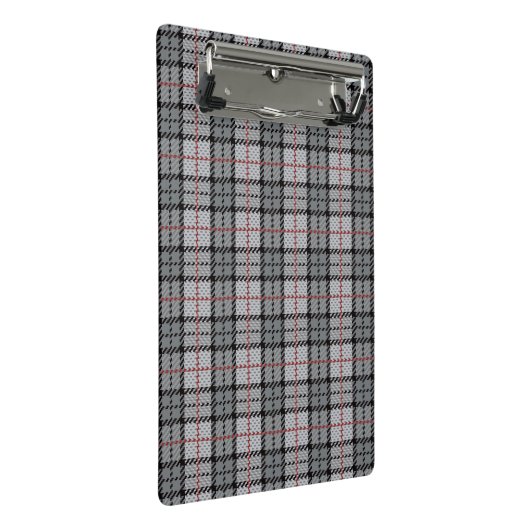 Pixel kariert im Grau mit rotem Streifen Mini Klemmbrett (Schrägansicht)