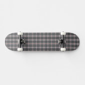 Pixel kariert im Grau mit rotem Streifen Skateboard (Horizontal)