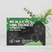 Pixel neuer Level-Gaming-Controller zum Geburtstag Einladung (Stehend Vorderseite)