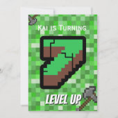 Pixeliger Gamer Grün Level Up 7. Geburtstag Einladung (Vorderseite)