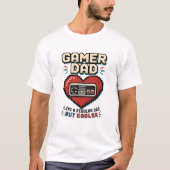 Pixeliger Vater mit Pixelherz und Retro-Controller T-Shirt (Vorderseite)