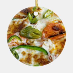 Pizza, die nahe hohe Keramik-Verzierung übersteigt Keramikornament