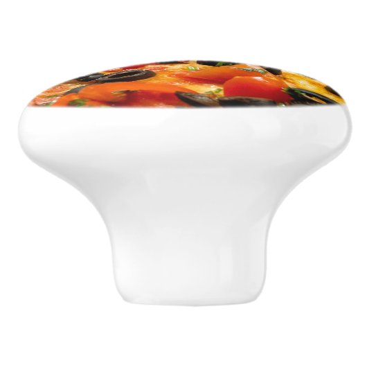 Pizza mit schwarzen Oliven Keramikknauf (Seitenansicht)