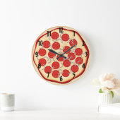 Pizza mit Tomaten und Zwiebeln Große Wanduhr (Zuhause)