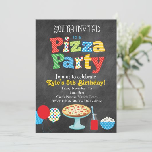 Pizza-Party Einladung auf der Tafel (Primärfarben) (Stehend Vorderseite)