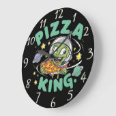 Pizza Royalty: Cartoon Charakter Holds Pizza King Große Wanduhr (Winkel)