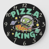 Pizza Royalty: Cartoon Charakter Holds Pizza King Große Wanduhr (Vorderseite)