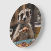 "Pizza und Pints: Eine perfekte Snackpause für Mee Große Wanduhr (Winkel)