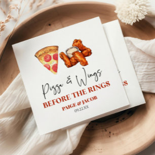 Pizza und Wings vor dem Probenessen für die Ringe Serviette