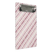 Plaid Hearts Clipboard – Whimsical Burgundy Design Mini Klemmbrett (Schrägansicht)
