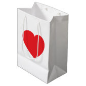 Plain Modern White Red Love Heart Graphic Mittlere Geschenktüte (Vorderseite Schrägansicht)