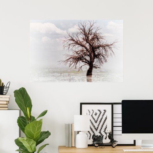 Plakate einen SINGLE BAUM IN EINEM SCHWIMMBAD MIT  (Heimbüro)