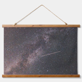 Plane crossing the Milky Way (2024) Wandteppich Mit Holzrahmen