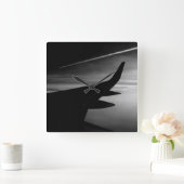 Plane in the Air in Black and White Quadratische Wanduhr (Zuhause)