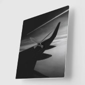 Plane in the Air in Black and White Quadratische Wanduhr (Winkel)