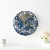 Planet Erde aus dem Weltraum mit Wolken Große Wanduhr (Zuhause)