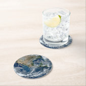 Planet Erde aus dem Weltraum mit Wolken Runder Pappuntersetzer (Vor Ort)