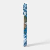 Planet Erde mit Wolken über Australien. iPhone 15 Hülle (Linke Seite)