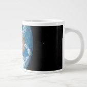 Planet Erde mit Wolken über Australien. Jumbo-Tasse (Rechts)