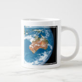 Planet Erde mit Wolken über Australien. Jumbo-Tasse (Rechts)